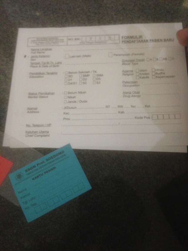 Kertas warna putih adalah formulir pendaftaran pasien baru untuk warna biru kartu pasien warna merah nomor antrian Setelah semuanya terisi duduk lagi di
